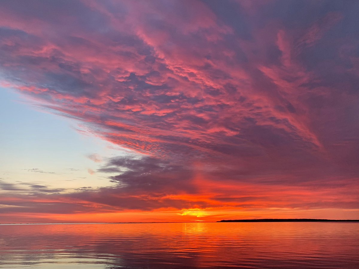 Pearl1965's tweet photo. @kerrywcampbell Morning sky by the Belmont Provincial Park!! Great way to start the weekend! Cheers! https://t.co/nSg2OAV5jt