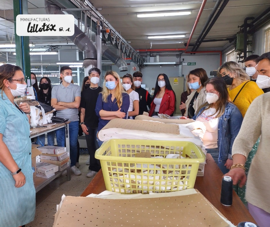 EmpresariosFEDA's tweet photo. #FEDA tiene un convenio con @IESUNIALBACETE que nos permitió realizar el primer programa piloto FP DUAL del sector, una formación en programas de diseño y que permitió a los alumnos asistir a los encuentros textiles de #ASECAB.
Fuente: @masquealba
#FEDAAsociaciones #FEDASocios https://t.co/D7lr6KijaD