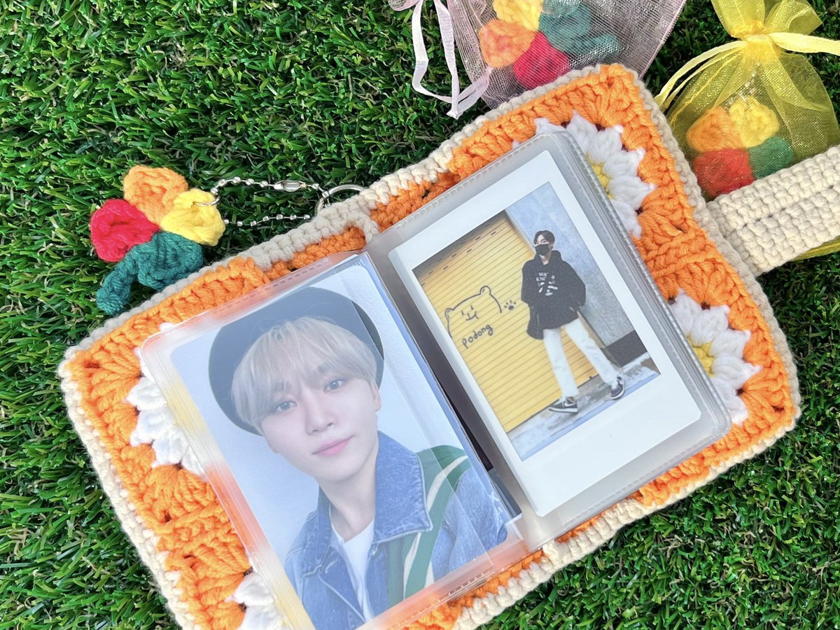 1998_01_16's tweet photo. 세븐틴 데뷔 7주년 기념💖💙
리트윗 추첨 한 분께 뜨개 카드지갑 (포카 넣어도 됨!)
여섯 분께 무지개 클로버를 보내드립니다!🧡 https://t.co/fE6zpGgOBr