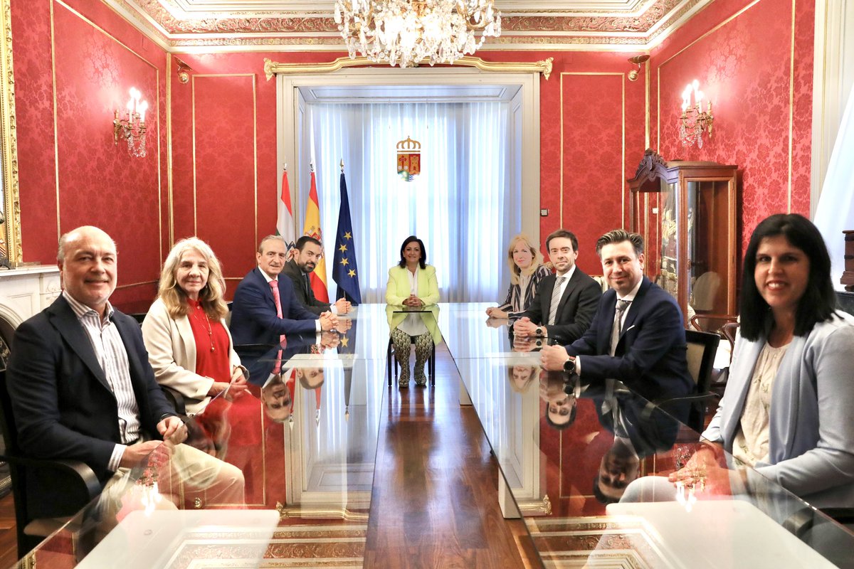 ConchaAndreu's tweet image. 🤝 Me he reunido con miembros de la directiva de la Delegación Norte de Dircom. 

Ha sido un placer poder hablar sobre el reconocimiento profesional, la formación continua y el networking entre los profesionales de la comunicación.