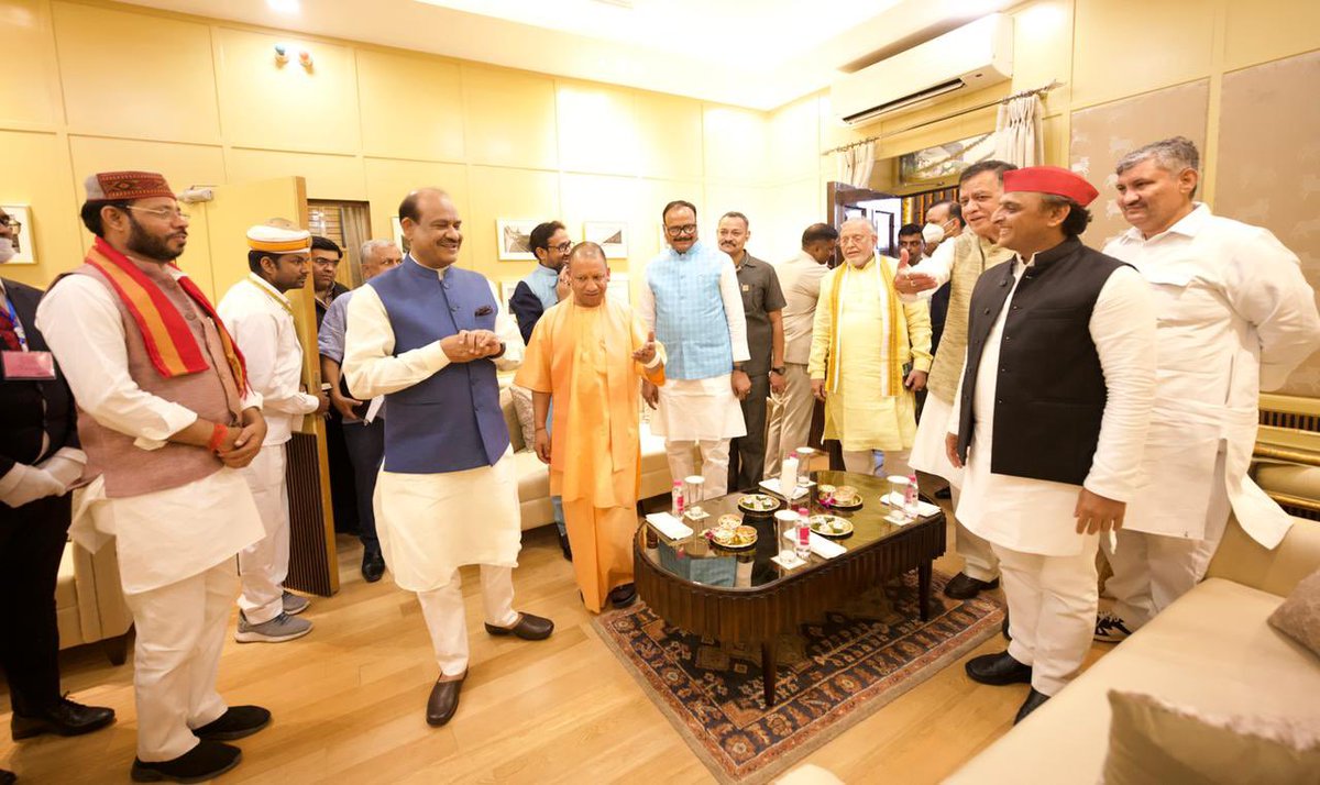 yadavakhilesh's tweet photo. आज विधान सभा में। https://t.co/bSNV5VtibI