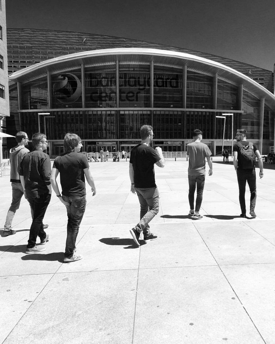 FSupersubmarina's tweet photo. Tal día como hoy hace 6 años Supersubmarina tocaba en el Palacio de los Deportes de Madrid ❤️🎸 https://t.co/bGaPhmno6y