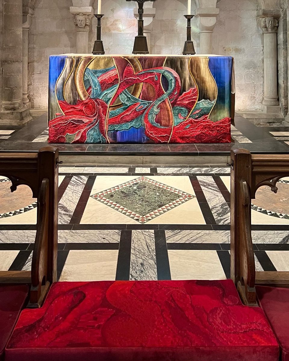 WinCathedral's tweet photo. Epiphany Chapel - New kneelers 🧵

Yesterday the first of three new kneelers were placed in the Epiphany Chapel.

Designed by @sophiehackerart and beautifully executed by the Winchester Cathedral broderers. https://t.co/jM6roOHQOU
