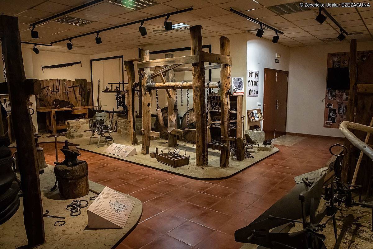 BizkaikoHitza's tweet photo. #Museora | 2018an sortu zuten #Zeberio|n #ErrementarMuseoa. Herriko azkeneko errementaria izan zen Jose Añibarrroen sutegia eta ferratokia dituzte ikusgai, besteak beste. @imaruribilbao @berria @zeberiokoudala
👉https://t.co/hywt0SMSwa👈 https://t.co/rt1g8aBXml
