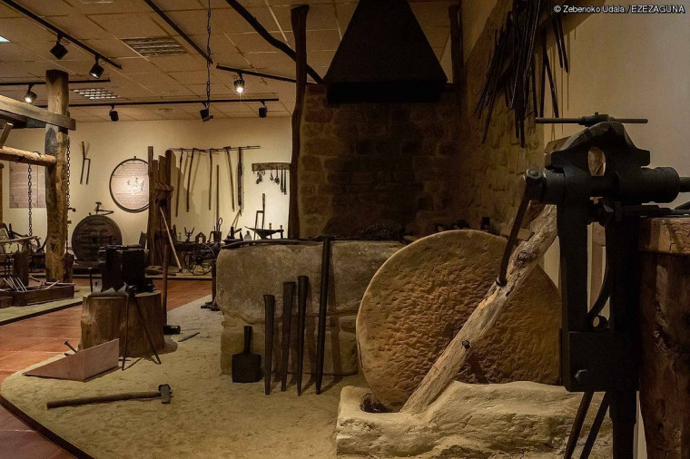 BizkaikoHitza's tweet photo. #Museora | 2018an sortu zuten #Zeberio|n #ErrementarMuseoa. Herriko azkeneko errementaria izan zen Jose Añibarrroen sutegia eta ferratokia dituzte ikusgai, besteak beste. @imaruribilbao @berria @zeberiokoudala
👉https://t.co/hywt0SMSwa👈 https://t.co/rt1g8aBXml
