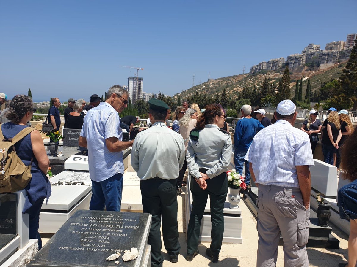 OrHeller's tweet photo. תת אלוף י׳, מפקד יחידת המודיעין המיוחדת וחכ רמי בן ברק, יושב ראש וועדת חוץ ובטחון של הכנסת, חולקים כבוד באזכרה במלאת שנה למותו בכלא הצבאי של קצין המודיעין ת׳ שעפ החשד ביצע עבירות בטחוניות חמורות. האב השכול השמיע באזכרה נאום ״אני מאשים״ כנגד צהל, בין היתר על שלא שלחו משמר כבוד https://t.co/bnUKO8Ykq9