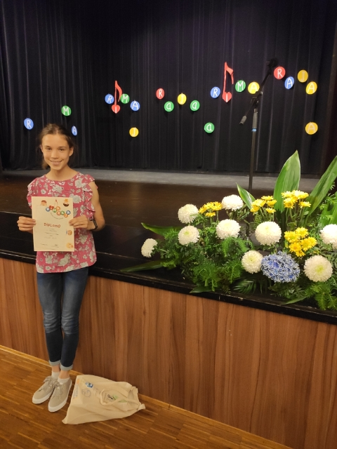 OsNaklo's tweet photo. Na festivalu otroške poezije #Rimaraja je z dvema pesmima sodelovala tudi naša učenka Julija Plut iz 8. razreda, s pesmijo #Jutri pa si je v kategoriji osnovnošolskih pesmi delila prvo mesto. Bravo, Julija! https://t.co/s15y8IJwXW