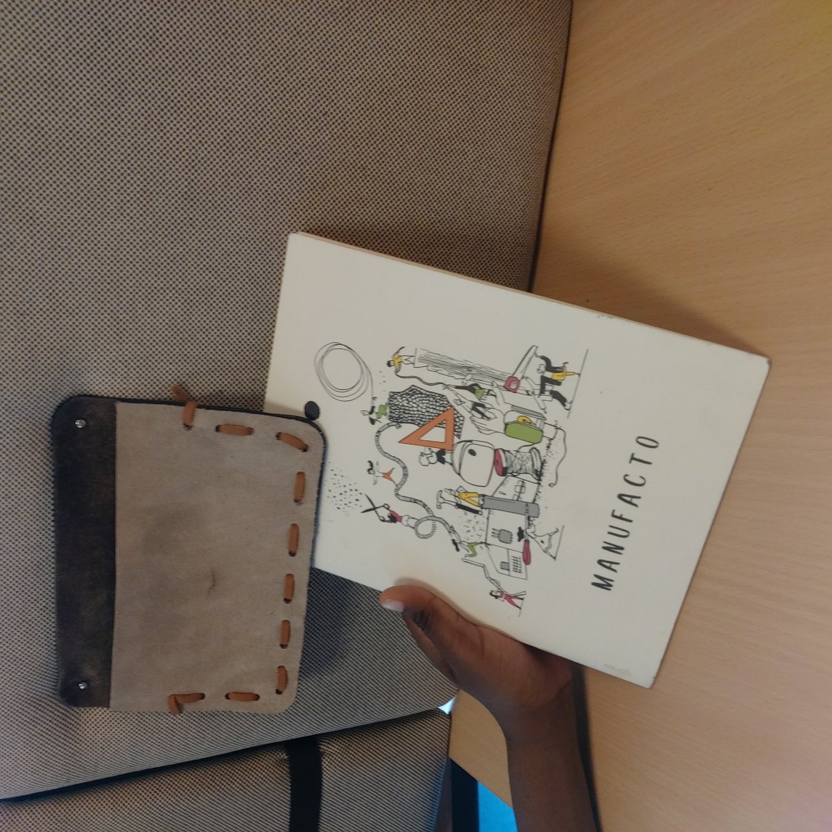 g_bude's tweet photo. Restitution du Projet Manufacto par la 6ème 1. Création de textes humoristiques autour de la confection d' 1 alcôve de bureau . Interdisciplinarité math - français. Bravo aux élèves.  Merci aux professeures]@CollectifBude @Paris19e @Academie_Paris @FPariolleau https://t.co/YFddFdnzwj