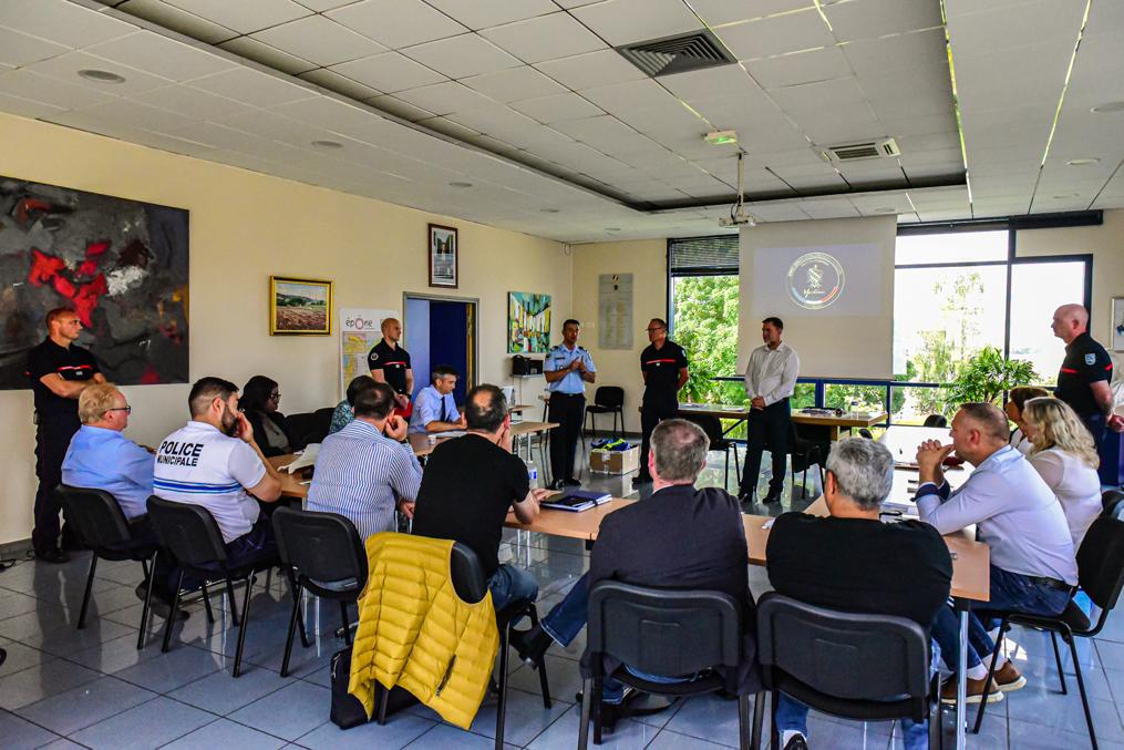 pompiers78's tweet photo. [#PARTAGE] Journée d'accompagnement des élus @Les_Yvelines dans la gestion de crise, réalisée par les @pompiers78 🚒  Acculturation et mise en situation avec la participation de Mme JAUNET, Présidente du CASDIS, M. Migeon Président des @MAIRES78 et le Col. @StephaneMillot, DDSIS https://t.co/P9Zpm1kBux