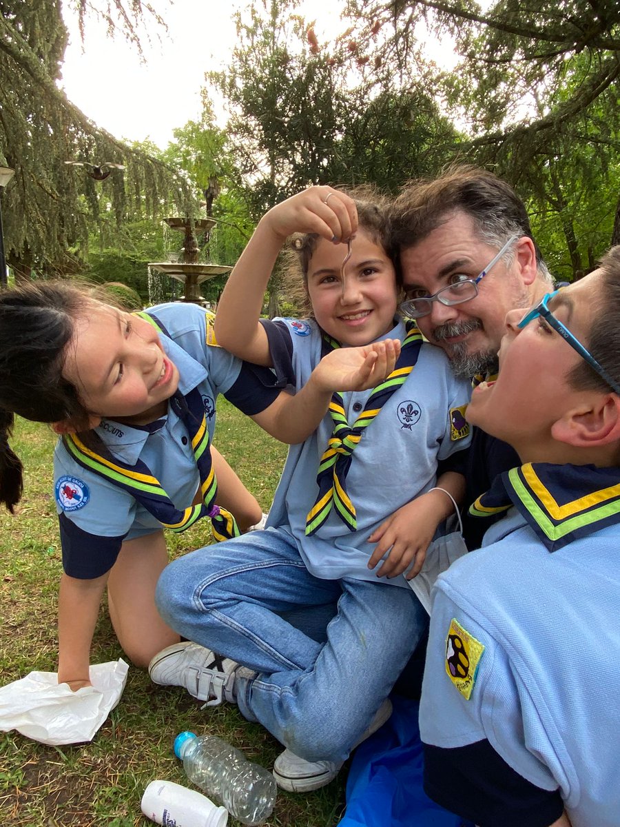 scoutilex's tweet photo. Atopar unha miñoca pode ser una perfecta ocasión para que Baloo e as lobetas e lobetos boten unhas risas facendo o parvo. @scoutsdegalicia #SonScout @scout_es #SoyScout https://t.co/CUmfKYs22e