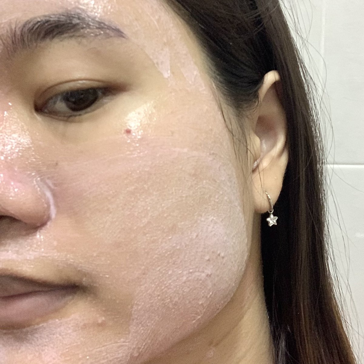 prangchaa's tweet photo. ได้ดีท็อกซ์ผิว #SKINTOX ของ #TOUCHAA มาสักพักแล้วพึ่งเอามาลองค่ะ จึ้งมาก! 1 คอร์สจะมี 3 tube เนื้อสครับละเอียด ไม่บาดผิว นวดๆวนๆบนใบหน้าไปเลยค่ะ มาส์กไว้ 10 นาที หลังล้างออกผิวนิ่มมากกกก https://t.co/alFq4iqfrw