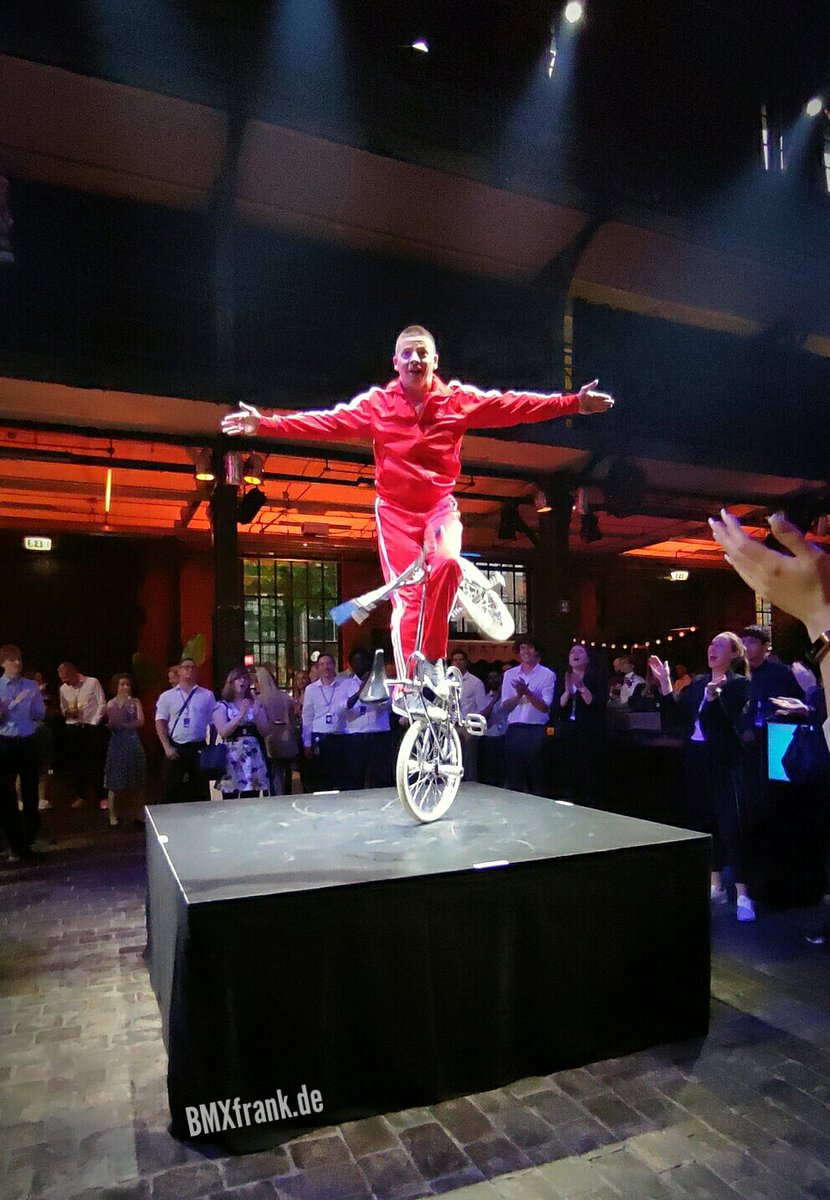 bmxshowberlin's tweet photo. Das hat aber mal so richtig gerockt 😉 Wir lernen: Je kleiner die Bühne, desto spektakulärer die Show! #BMXfrank #Fischauktionshalle #Hamburg #HafenCity #Show #Showtime #Gala #Event #Showact #Stage #Bühne #Artist #acrobatics #BMX #BMXSHOW #Fahrrad #Fahrradshow #FrankWolf #Berlin https://t.co/qwYv9XIHEG