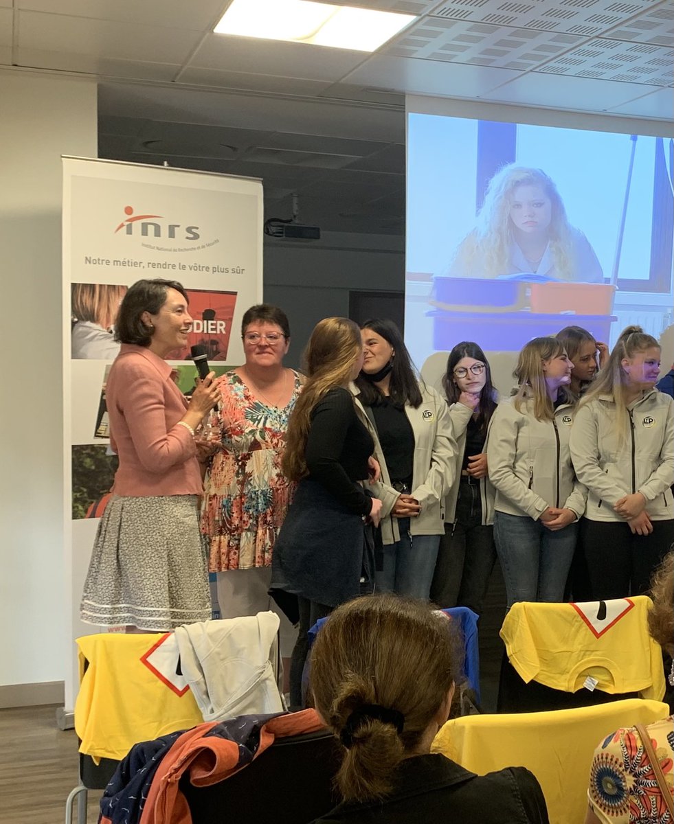 DussartPatricia's tweet photo. Fière et heureuse de remettre le prix « Coup de cœur » du concours vidéo ⁦@INRSfrance⁩ Belle valorisation des diplômes de la voie professionnelle #capaph ⁦@ProVersailles⁩ ⁦@VersaillesSbssa⁩ https://t.co/3gJaYu5dM6