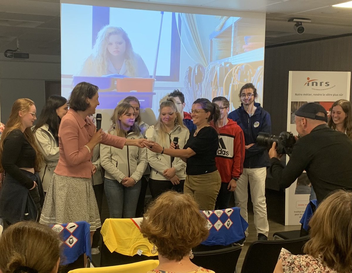 DussartPatricia's tweet photo. Fière et heureuse de remettre le prix « Coup de cœur » du concours vidéo ⁦@INRSfrance⁩ Belle valorisation des diplômes de la voie professionnelle #capaph ⁦@ProVersailles⁩ ⁦@VersaillesSbssa⁩ https://t.co/3gJaYu5dM6