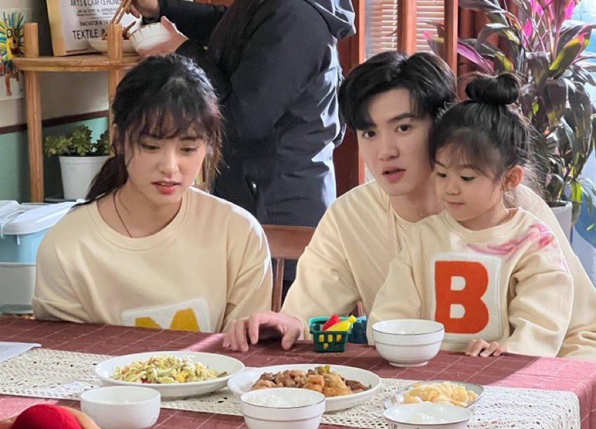 dkslxxee's tweet photo. 아적반파남우 아직 안봤지만 대박인 이유
>> 고장극 나옴.. 교복도 나옴.. 현대극도 나옴.. 결혼도 시켜줌.. 애기도 있음.. 심월 긴머리.. 남여주 심월 진철원 얼굴합 미쳤음 그리고 무려 친애적열애적 감독님..🥹💖💖 https://t.co/OmDapbefJw