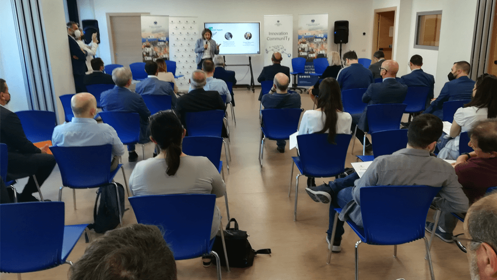 AssintelUmbria's tweet photo. Le imprese umbre verso la digitalizzazione! Investono soprattutto in cloud, sicurezza e digital marketing: il mercato vale 113 milioni di euro. I dati dell'#AssintelReport  @Assintel @ConfcommercioUm @rpalazzetti  https://t.co/SMuhiMzLvA https://t.co/NjNRpPd2Jp