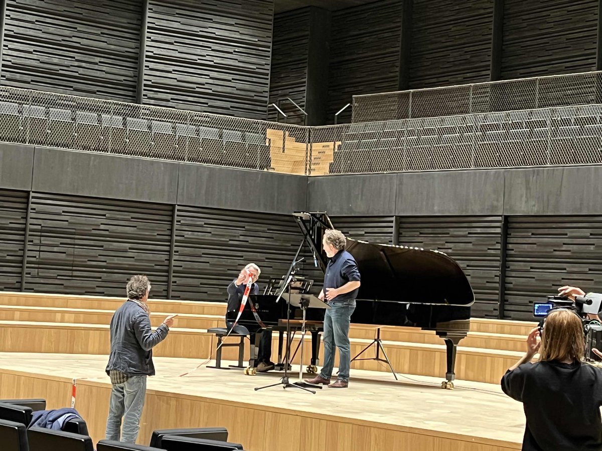 KSGasteig's tweet photo. #ChristianGerhaher und #GeroldHuber läuten am 22.05. die Spiegel-Bestseller-Liste von Denis Scheck ein @ARDde #druckfrisch #Schoeck #Elegie (Aufnahme vom 21.04. aus der #isarphilharmonie) @sony_classical
https://t.co/kuHSdbv3Nc https://t.co/mq9W68eLio