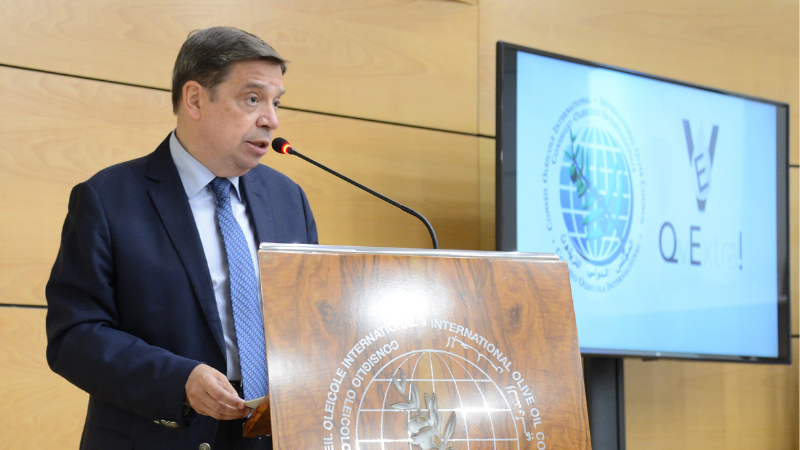 El ministro de Agricultura, Pesca y Alimentación, Luis Planas, en el atril del salón de actos del Consejo Oleícola Internacional (COI) dirigiéndose al público en la jornada dedicada al etiquetado nutricional y saludable de los aceites de oliva en la Unión Europea. 