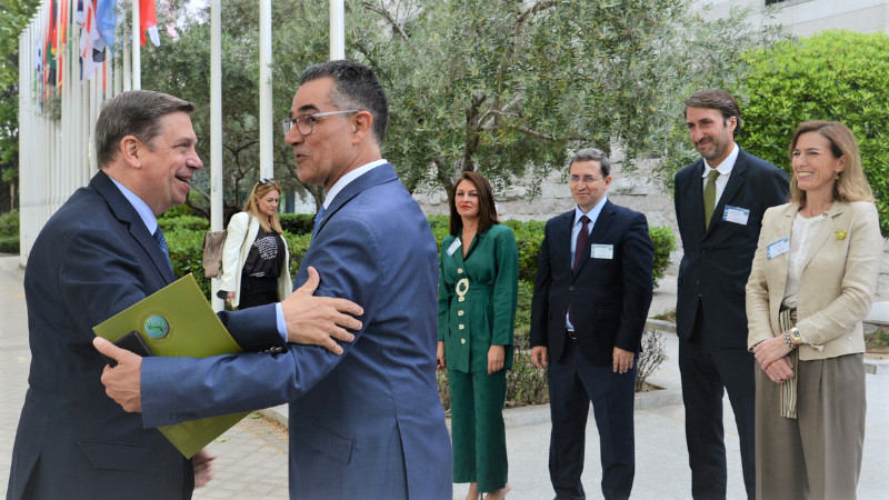 El ministro de Agricultura, Pesca y Alimentación, Luis Planas, es recibido por la directiva del Consejo Oleícola Internacional (COI) donde se celebra una jornada dedicada al etiquetado nutricional y saludable de los aceites de oliva en la Unión Europea. 