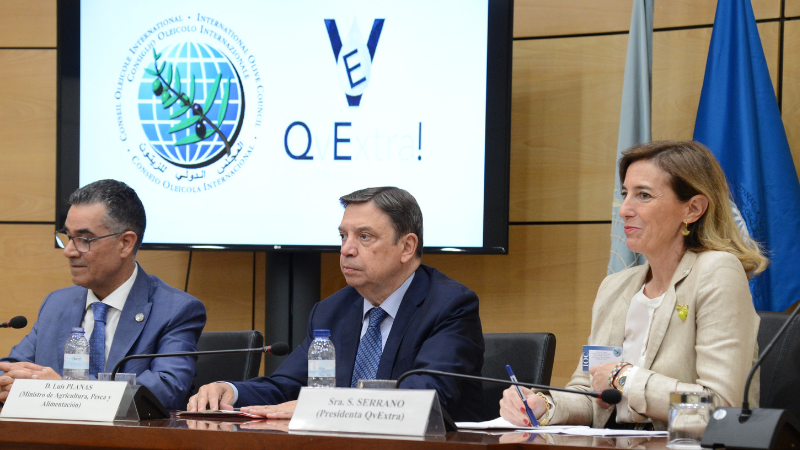 El ministro de Agricultura, Pesca y Alimentación, Luis Planas, en la mesa presidencial de la jornada dedicada al etiquetado nutricional y saludable de los aceites de oliva en la Unión Europea que ha organizado el Consejo Oleícola Internacional (COI).