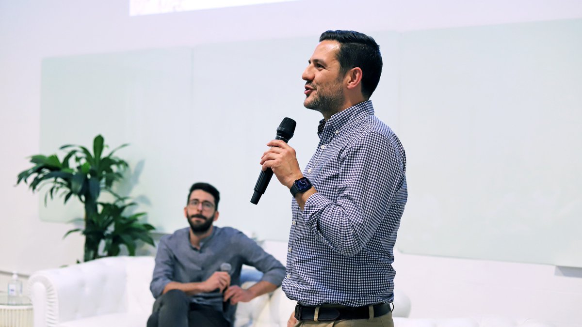 AvantgardeIT's tweet photo. Solo podemos dar las GRACIAS a l@s ponentes tan 🔝 que consiguieron que "Un mundo más allá de las pantallas" cerrara con +200 viewers online y aforo completo en presencial 🤯
#AudioOnline, #IAConversacional y #Marcas en la Era de la Conversación en estado puro 🔥 https://t.co/lpu7reWRhr