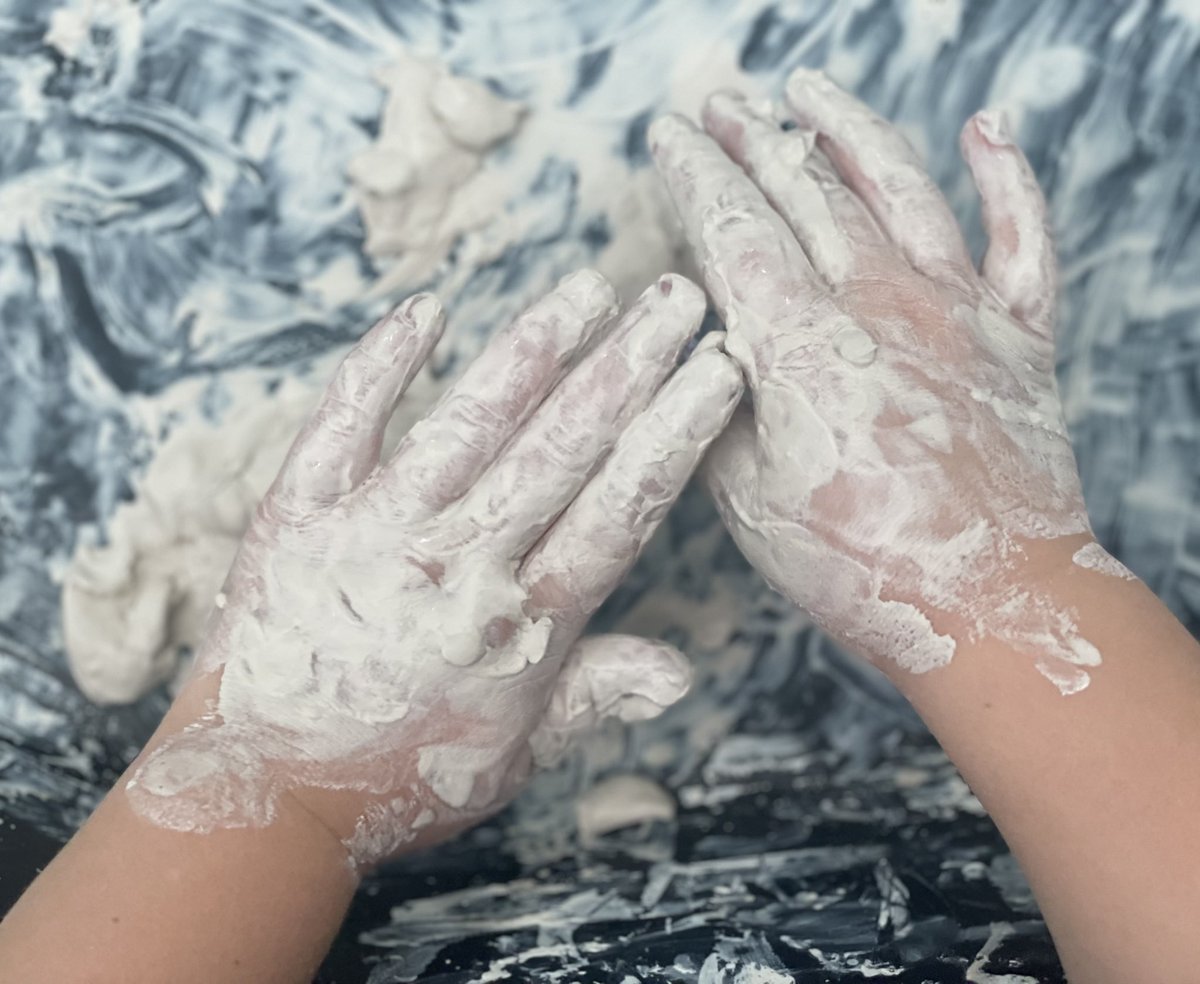 La semana pasada exploramos el juego sensorial con educadoras de “Aprendamos Juntos”. Aprendimos que este tipo de juego es importante para desarrollar la motricidad fina, habilidades cognitivas y de exploración científica por medio de los sentidos.