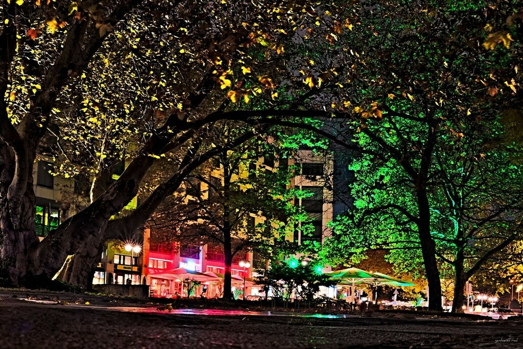 Hannover ist bunt.

Das erwähnte ich ja schon einmal 🙃. Wenn man von der Nord/LB in Richtung Oper läuft und es schon entsprechend dunkel ist, dann kann man dieses Lichtspiel beobachten. Hinter den Bäumen ist das  @cafe_extrablatt_hannover zu sehen.

… instagr.am/p/CdxoS0mohv3/