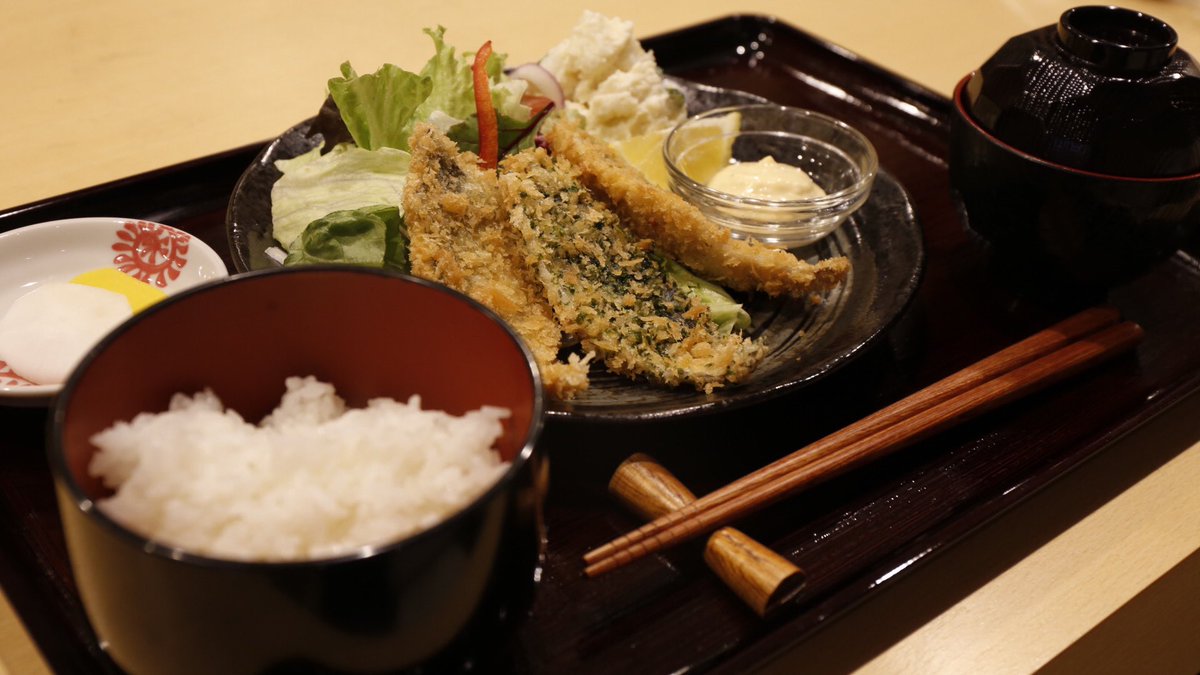 kikusaka_gohan's tweet photo. 〜移転先のお知らせ〜
新店舗は、「酒・お食事何処 大」。プレオープン、明日より昼のみの営業でスタートします！5/27金曜日より昼夜と本営業します！

お昼は煮込みハンバーグ、アジフライの2種1200円でご提供しております。

有楽町線護国寺駅5番徒歩五分。東京都文京区音羽1-14-8 ハイツ音羽 1F。 https://t.co/Rgd4lpRDns