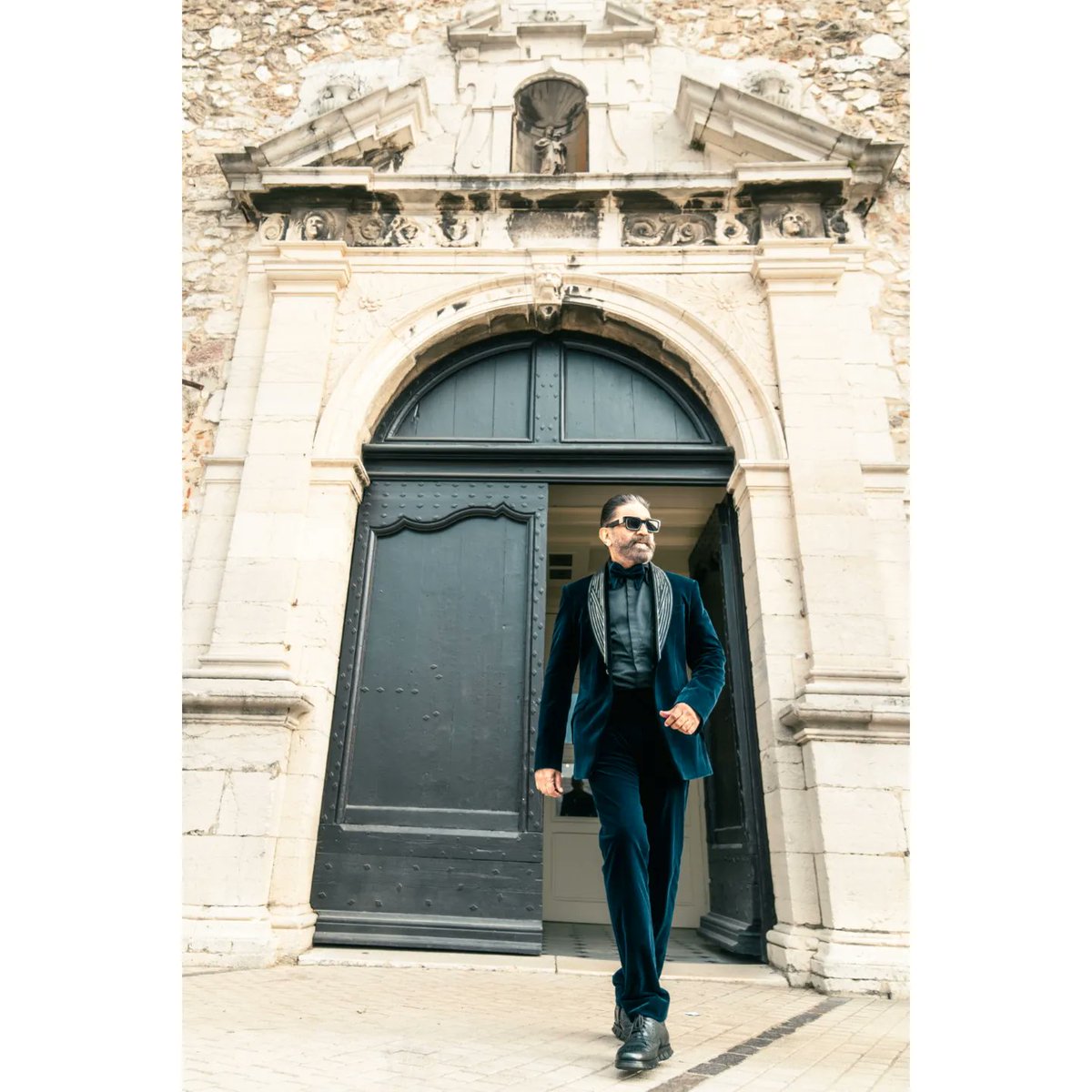 ikamalhaasan's tweet photo. My little place under the sun in a tiny world called cinema . 

#cannesfilmfestival2022
#Vikram  

Styled by @amritharam2
Wearing @GG_studio https://t.co/tZoi5wSeeV