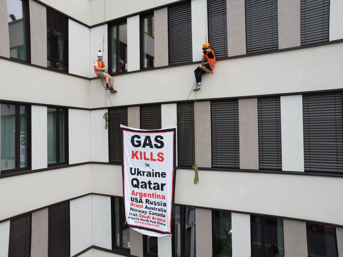 KligK_KlimaKS's tweet photo. Deutschlands Gashauptstadt #Kassel wird geprägt durch #Klimakrise und Blut der #Gasindustrie: statt #Fracking #LNG muss #Habeck Gaskonzerne #Astora, #WINGAS und #WintershallMustFall vergesellschaften. #GasExit jetzt, um den Umbau zu grüner Fernwärme einzuläuten! #GasKills https://t.co/IRCpHAfXz2