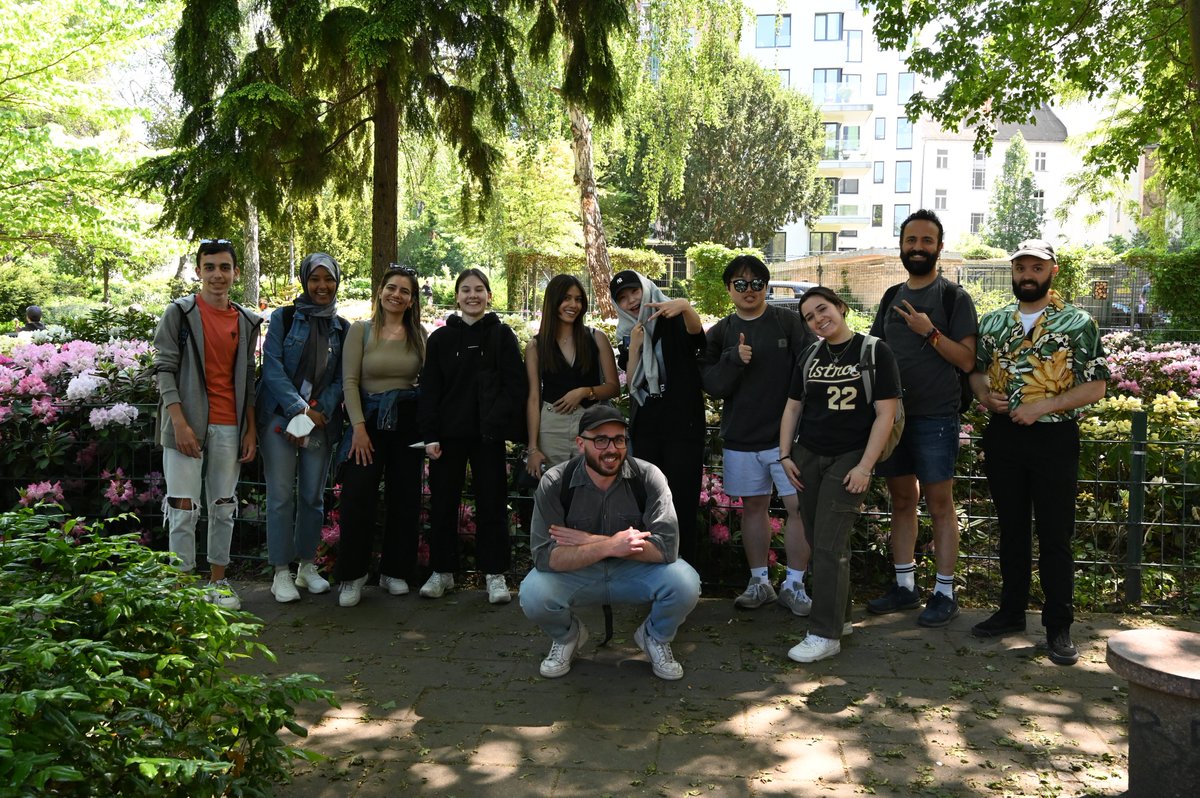 sprachenatelier's tweet image. Diesen Kulturmittwoch wollten wir endlich einmal das schöne Wetter genießen.
Picknicksachen eingepackt und los ging es zum Park am Weinberg! #Sprachenatelier #Berln #deutsch #deutschkurse #germancourses #aprenderaleman  #corsiditedesco #deutsch #deutschland #germancourses