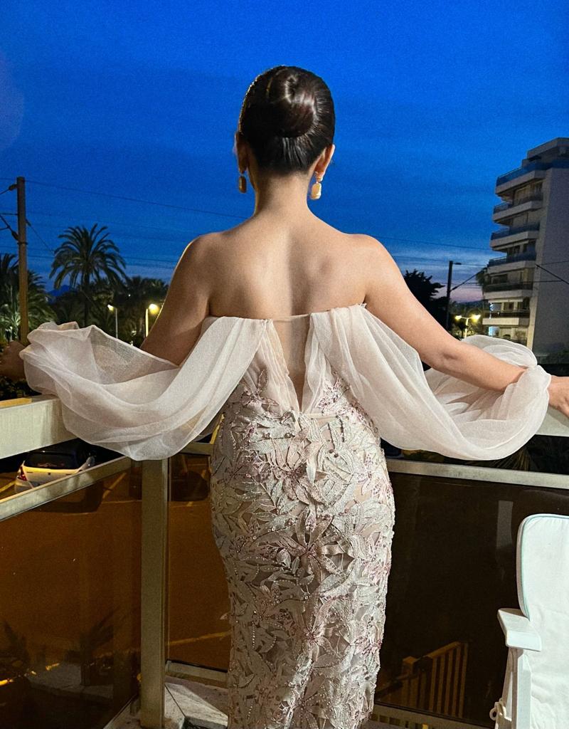 BollySpy's tweet photo. Raising temperature 🔥
@OfficialHelly7 looking drop dead gorgeous in this bold and beautiful look for 25th Anniversary of L'Oréal
Dinner party at #CannesFilmFestival2022 wearing Rami Al Ali 

#HellyShah #Cannes2022 #CannesFilmFestival https://t.co/YQ4j0jZDGf