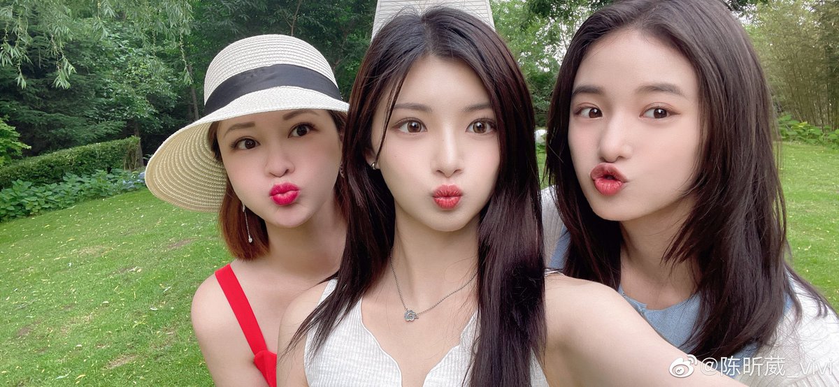 ChenHsinweiBR's tweet photo. 📷[FOTO - 20.05.22]
Atualização da Hsinwei no weibo com a Wang Yiren e a Duhua 

"Ah? Eu encontrei duas pessoas que conhecia durante meu passeio de primavera" 

#ChenHsinwei #ViviChen #陳昕葳 https://t.co/QCXCE9GyTa