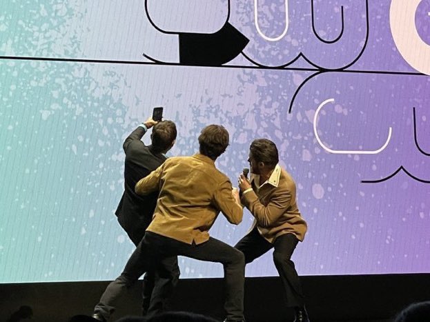 im cryinf what r they doing