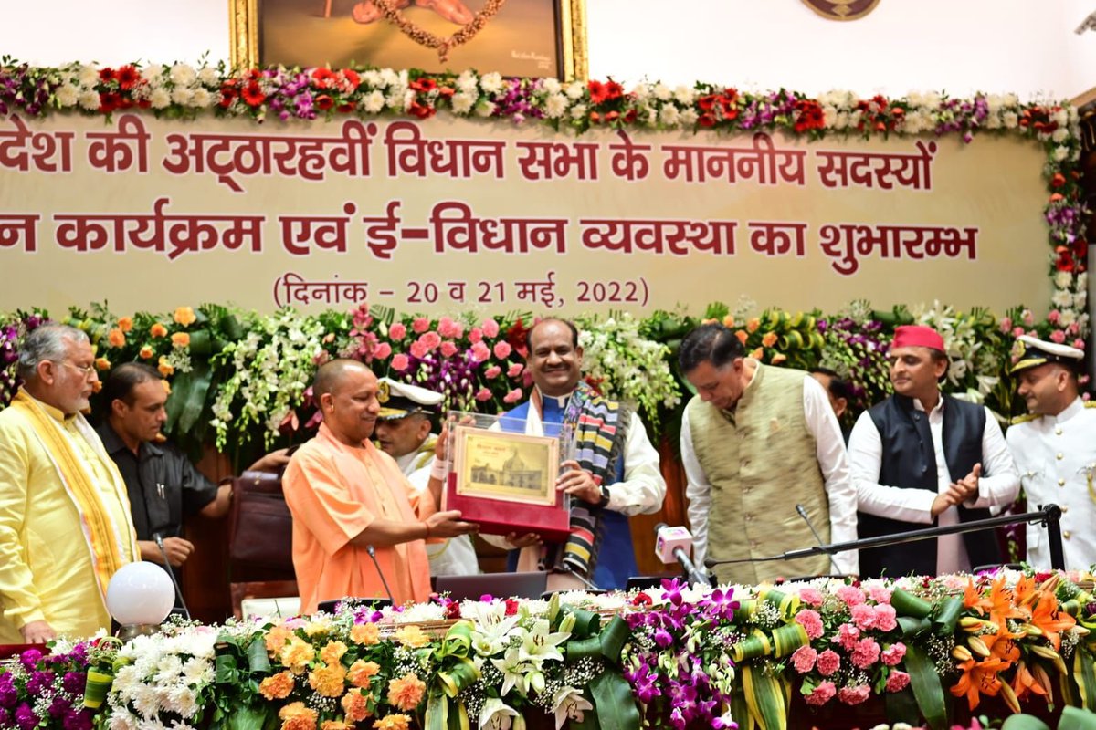 SaharanpurNEWS's tweet photo. #Lucknow: पेपरलेस हुई उत्तर प्रदेश विधानसभा, सभी विधायकों की डेस्क पर लगा टैबलेट, विधानसभा में अब नहीं होगा अनावश्यक काग़ज़ों का प्रयोग। #GreenAssembly #UttarPradeshAssembly #Paperless #Environment #YogiAdityanath #evidhansabha #UP #UPCM https://t.co/OvkIYcFWTV