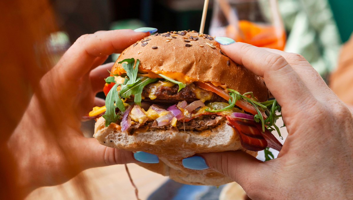 Los fines de semana son para disfrutarlos🤩 💕 para maximizar el placer agregale a tu finde una terraza con ricos cócteles y esta BIG QUEEN BURGER🍔  2x ''carne'' kimchi casero, greens🍃 tomate🍅,''bacon''🥓, salsa secreta🤫 y mucho cheese🧀

Book now ⬇️
amarre69.com