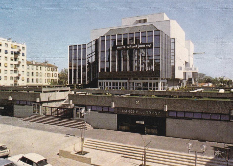 Memoire2cite's tweet photo. 92 Clamart 1980 Le Centre Culturel Jean Arp et le Marché du Trosy. https://t.co/eamFF2oobs
