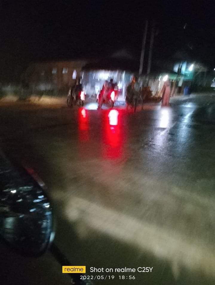 nway_jasmine's tweet photo. Military terrorists forces shelled artilleries and burnt down the residential properties in Taku village, #Tanintharyi Tsp, #Myeik District yesterday so that local residents had to flee in fear.
#ChinaIsBackingSAC #2022May20Coup #WhatsHappeningInMyanmar https://t.co/vMojTBlTtZ