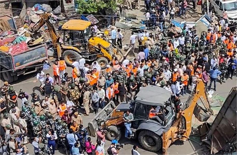 punjabkesari's tweet photo. दिल्ली के मंगोलपुरी इलाके में अतिक्रमण पर आज क्यों नहीं MCD का बुलडोजर? जानें क्या रही वजह https://t.co/4m3aabgNHP
#NorthWestDelhi #MangolpuriArea #Policeforce #Nonavailability #AntiencroachmentOperation #GovernmentLand #JahangirpuriArea https://t.co/buKeMqC5nX