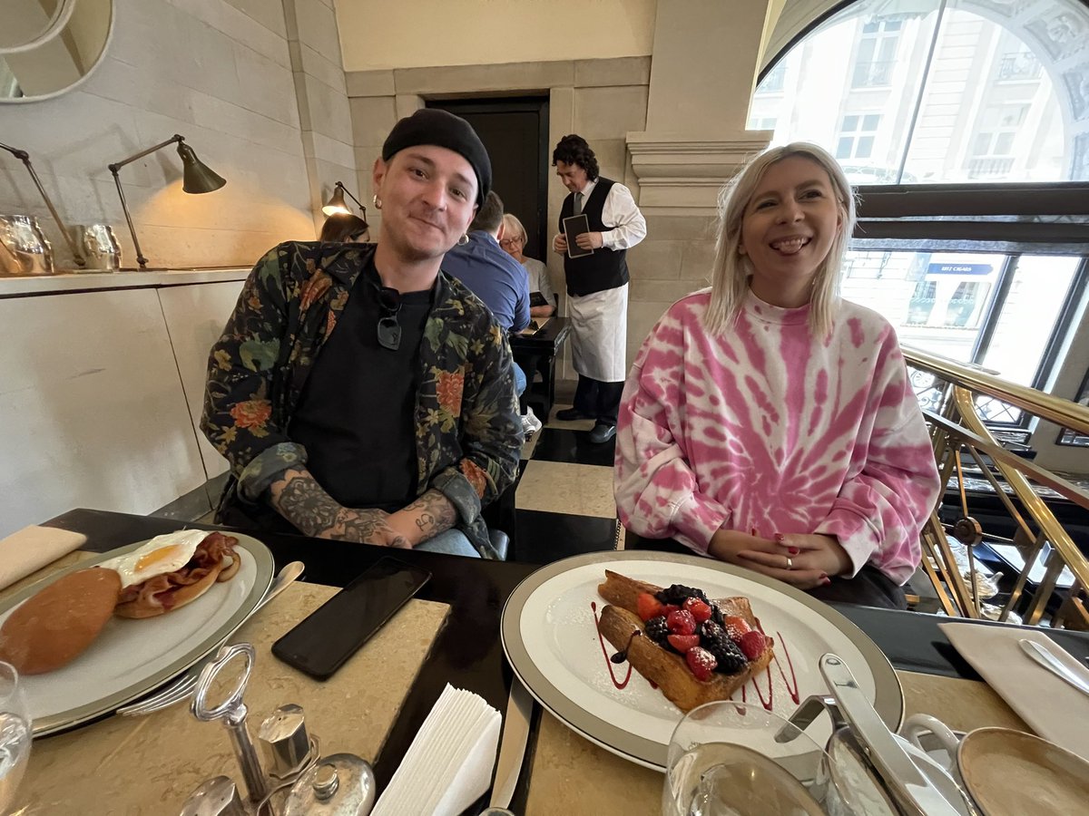 nextai_london's tweet photo. Next morning there was a royal hangover meet and greet at the Wolseley @TheWolseley 💂🫖

👨🏻‍🎨 @sconcu_ 
🤹‍♀️ @IrinaLiakh 
💃 @Known_Edua fashionably late

#web3 #london #hangover ✨🚀 https://t.co/SNCzh01sx8