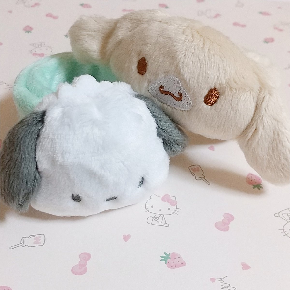greentea_magic's tweet photo. COCODEさんの新商品のなかよしろーる、一目惚れして買ったら予想以上の可愛さでした……！
顔の部分はふわふわしていてちゃんとぬいぐるみの質感なので、リモートワークなどの時に腕に着けておくと疲れたとき手元でモフモフして癒されることが出来そう🤤 https://t.co/xLkDXAzRcl