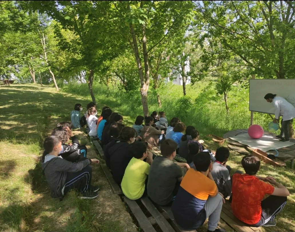 7. Sınıf öğrencilerimiz Fen Bilimleri ögretmenimiz Erkan ÇAVUMİRZA eşliğinde açık hava sınıfımızda Fen Bilimleri dersi yaptılar.
<a href="/valicetinoktay/">Çetin Oktay Kaldırım</a> 
<a href="/ebubekirsavasci/">Ebubekir Sıddık Savaşçı</a> 
<a href="/coskunbakirtas/">Coşkun BAKIRTAŞ</a> 
<a href="/sakaryamem/">Sakarya İl Millî Eğitim Müdürlüğü</a> 
<a href="/adapazarimem/">Adapazarı İlçe Millî Eğitim Müdürlüğü</a>