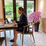 台湾大学の学長さん…オンライン会議の服装が話題にw