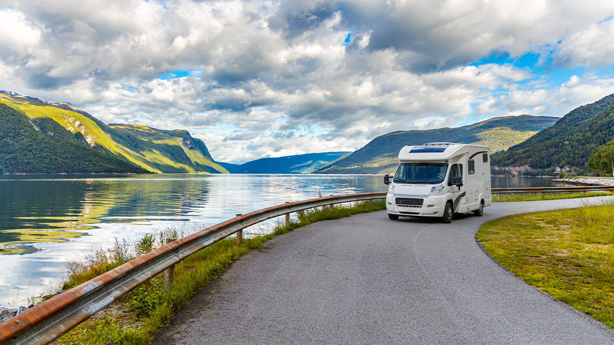 ADAC's tweet photo. Alle #Wohnwagen in Deutschland ausgebucht? Der Tipp der #ADAC Wohnmobilvermietung: Freie Kapazitäten im Ausland nutzen! Vergleichsweise günstig ist es aktuell in #Australien und #Neuseeland -> https://t.co/5WhG4csWdR 🚐🏕️ #Caravaning #Camping https://t.co/buOixYn2dP