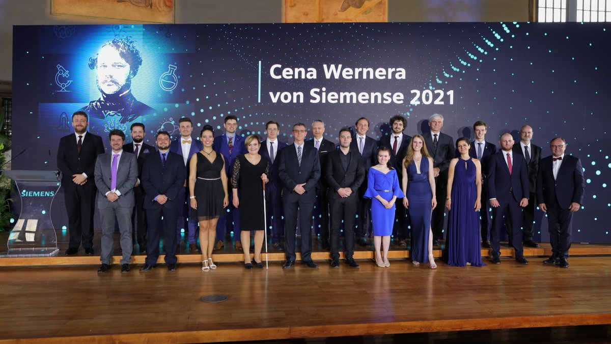 Vyhlášení 24. ročníku ceny Wernera von Siemense je úspěšně za námi a vy se díváte na její vítěze! 👏 Všem moc gratulujeme a děkujeme za účast 🥰 
#CenaSiemens 
<a href="/CVUTPraha/">ČVUT v Praze</a> <a href="/FZU_AVCR/">Fyzikální ústav AV ČR</a> <a href="/vsbtuo/">VŠB – Technická univerzita Ostrava</a> <a href="/VUTvBrne/">Vysoké učení technické v Brně</a> <a href="/TULiberec/">Technická univerzita v Liberci</a> <a href="/UniKarlova/">Univerzita Karlova</a> <a href="/Akademie_ved_CR/">Akademie věd ČR</a> <a href="/UPOlomouc/">Univerzita Palackého</a> <a href="/CatrinUP/">Czech Advanced Technology and Research Institute</a>