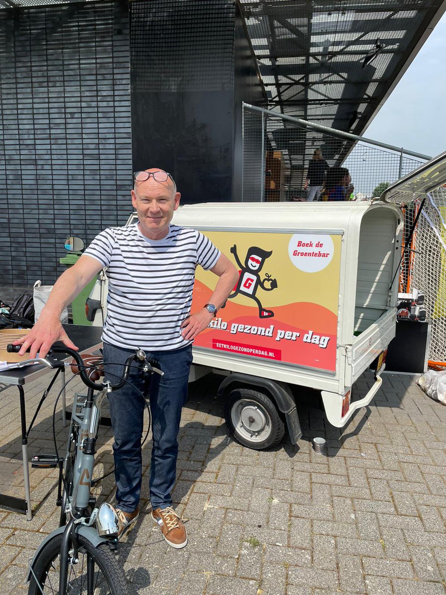 Waterbar èn groentebar manager Nico Kleijnen rijdt regelmatig de SMPM mobiele service Vespa’s naar een school of sportclub. Gratis..! smpm.nl/application/fi…