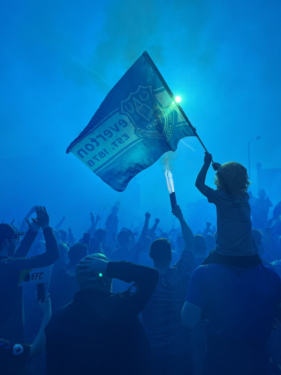 We are the Goodison gang! 🔵  #EFC #UTFT #EvertonFC