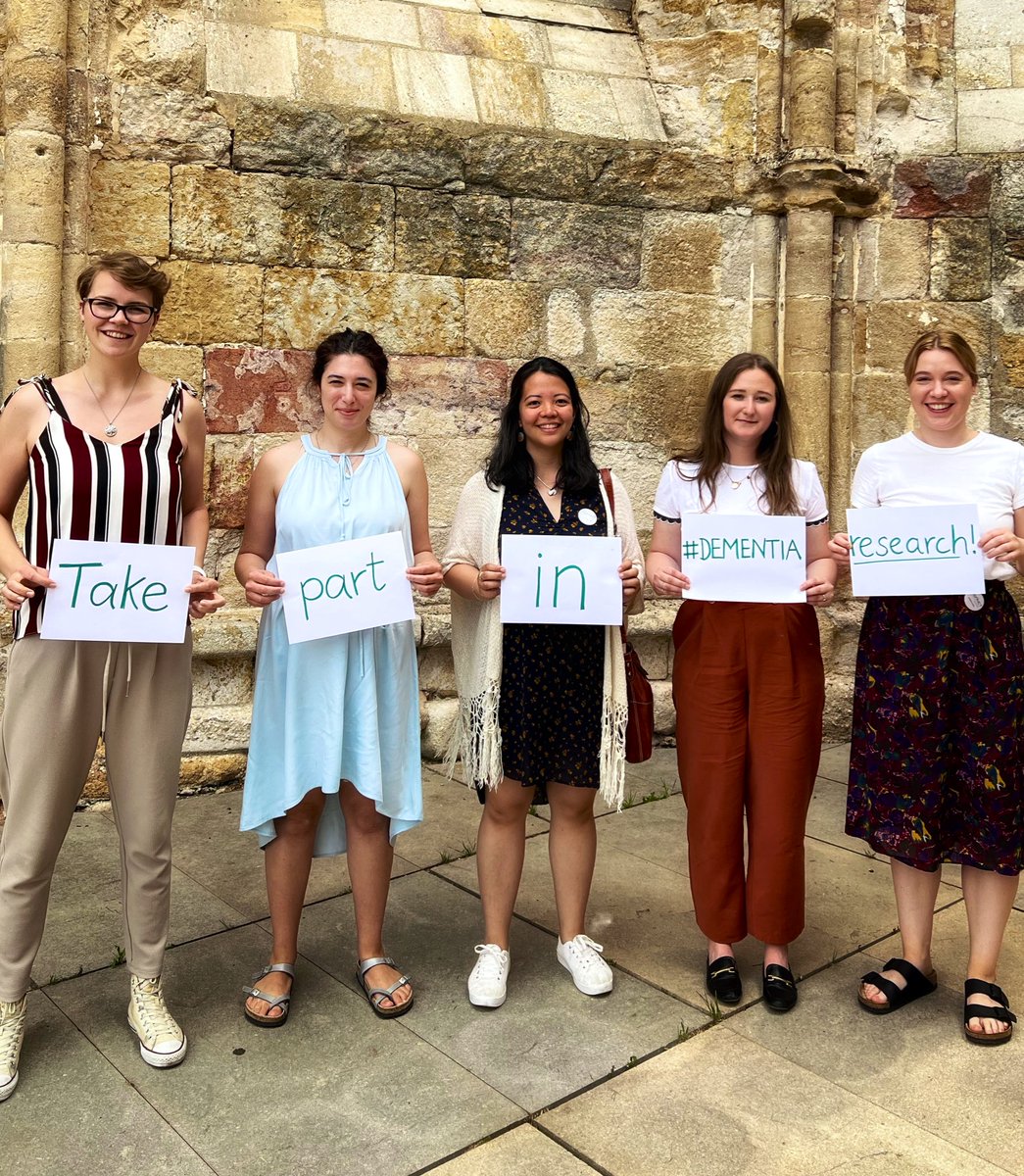 📢 Pls RT - Do you have #dementia or are a family carer? I’m exploring which factors play a part in deciding to share or not share the diagnosis with others. Please take part in my international 🌍 survey: bit.ly/TalkingAboutDe… Thanks to those who took part &amp; for the RTs 😊