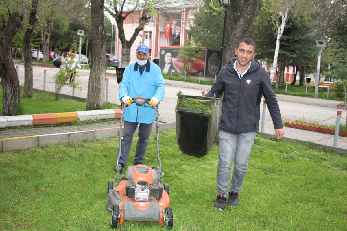 ErzurumKYGM's tweet photo. Şimdi ot biçme zamanı. Yurtlarımızın bahçelerinin daha temiz, daha yeşil ve daha düzenli olması için görevli personelimiz uzayan otları biçiyor. @kasapoglu @gencliksporbak https://t.co/uQ1Ede2FRD