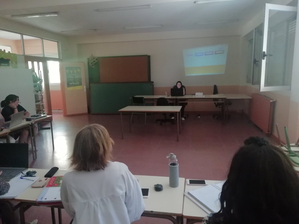 Hoy hemos aprovechado para ponernos un poco más al día con recursos para mejorar nuestras presentaciones en las charlas y talleres, gracias a nuestra compi Alma que nos lo ha explicado genial 😊